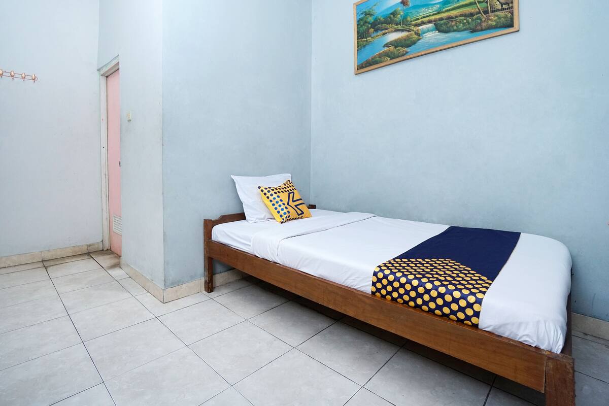 Kamar Single Basic | Meja kerja, Wi-Fi gratis, dan seprai linen