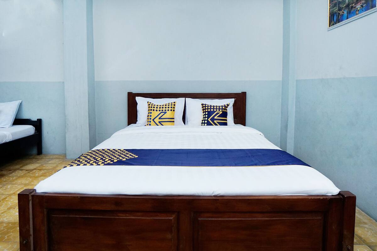 Kamar Triple Basic | Meja kerja, Wi-Fi gratis, dan seprai linen