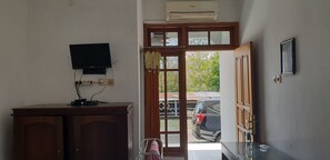 Deluxe Twin Room | Room amenity - OYO 2753 Irma's Residence (Blitar)