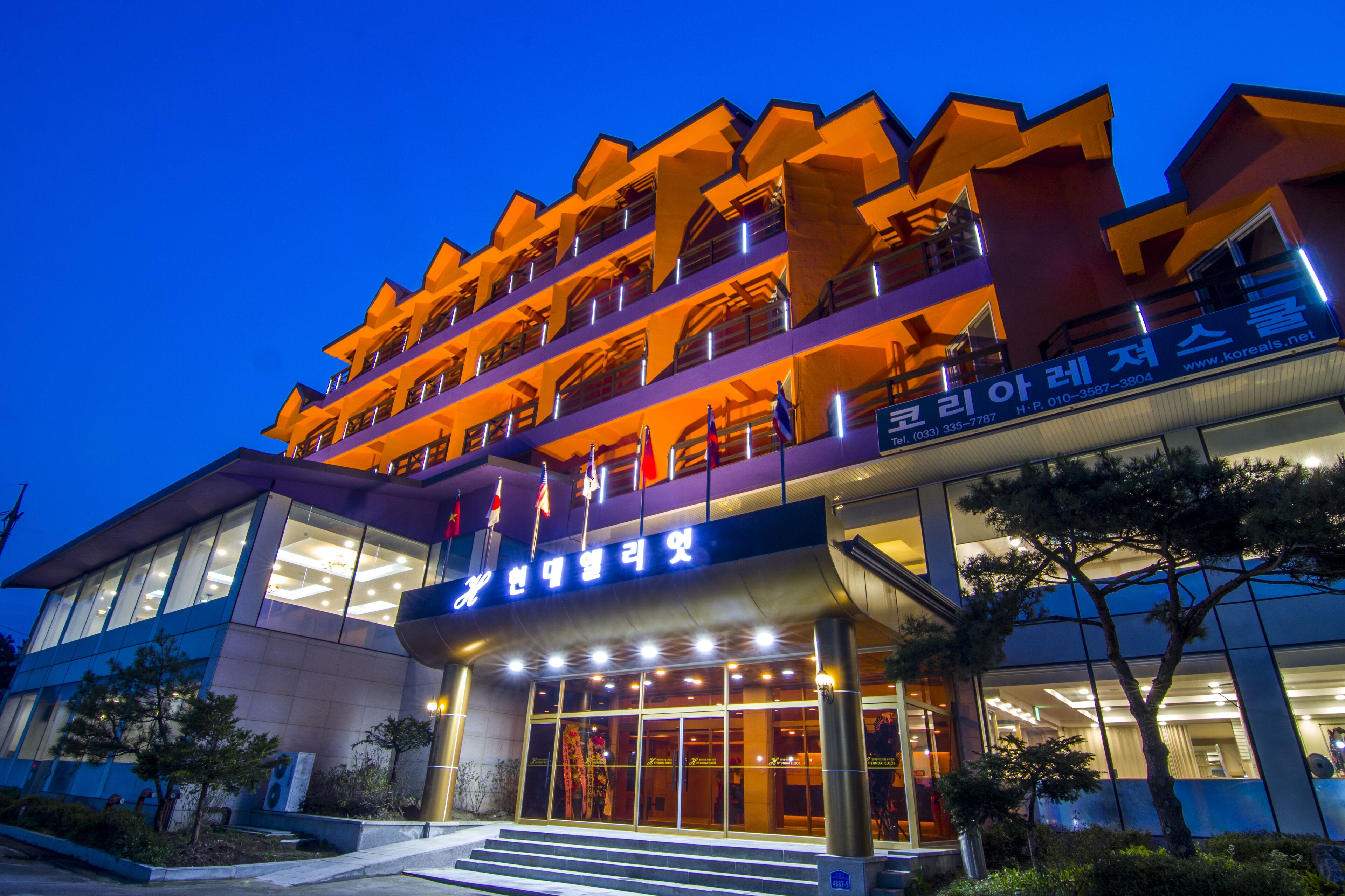 Fachada de la propiedad por la tarde o noche