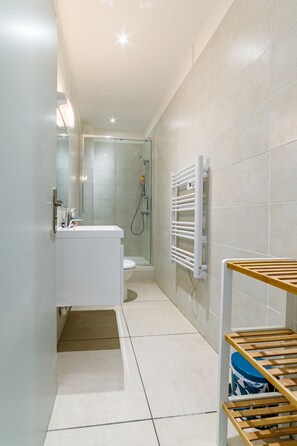 Douche, sèche-cheveux, savon, shampoing