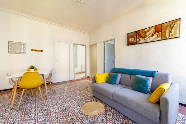 Télévision, cheminée, livres, services de streaming