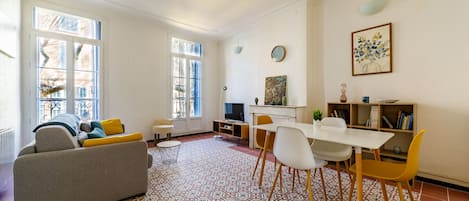 Televisión, chimenea, libros y servicios de streaming