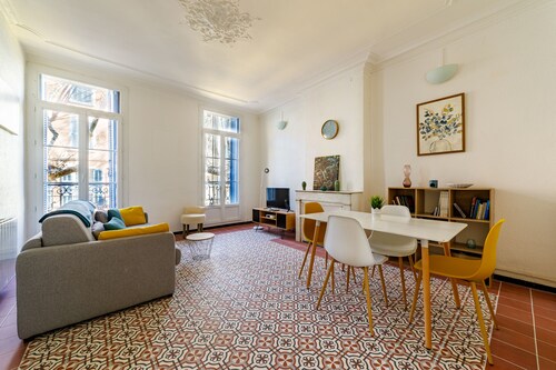 Joli appartement 42 m², 1 chambre, sur le marché à 9mn des plages en bus