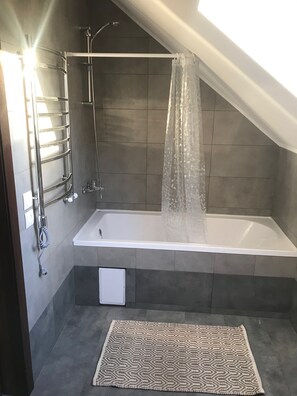 Tina, secadora de cabello, toallas, papel de baño 