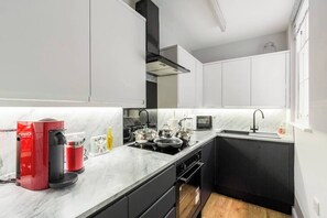 Réfrigérateur, micro-ondes, four, cafetière/bouilloire