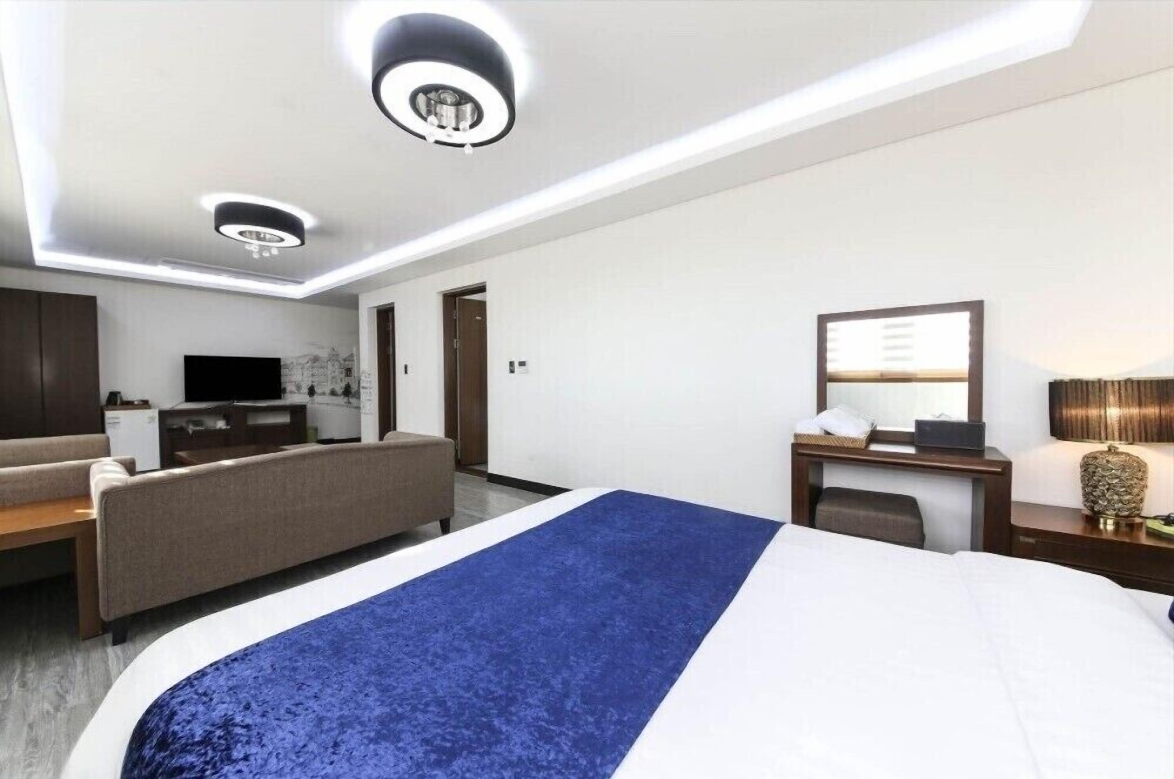 room (superior family) | living area | flat-screen tv