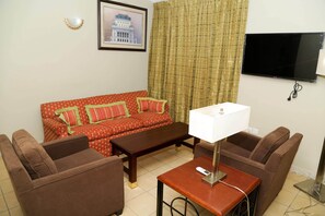32-inch flat-screen TV with cable channels, TV, offices - Hotel Mallika Company SL (Freetown)