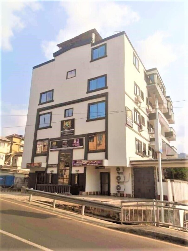 Front of property - Hotel Mallika Company SL (Freetown)
