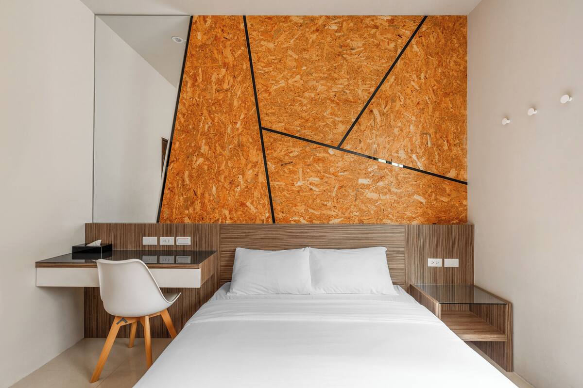 Ein modernes Schlafzimmer mit einem Bett, einem Schreibtisch und einem Stuhl.