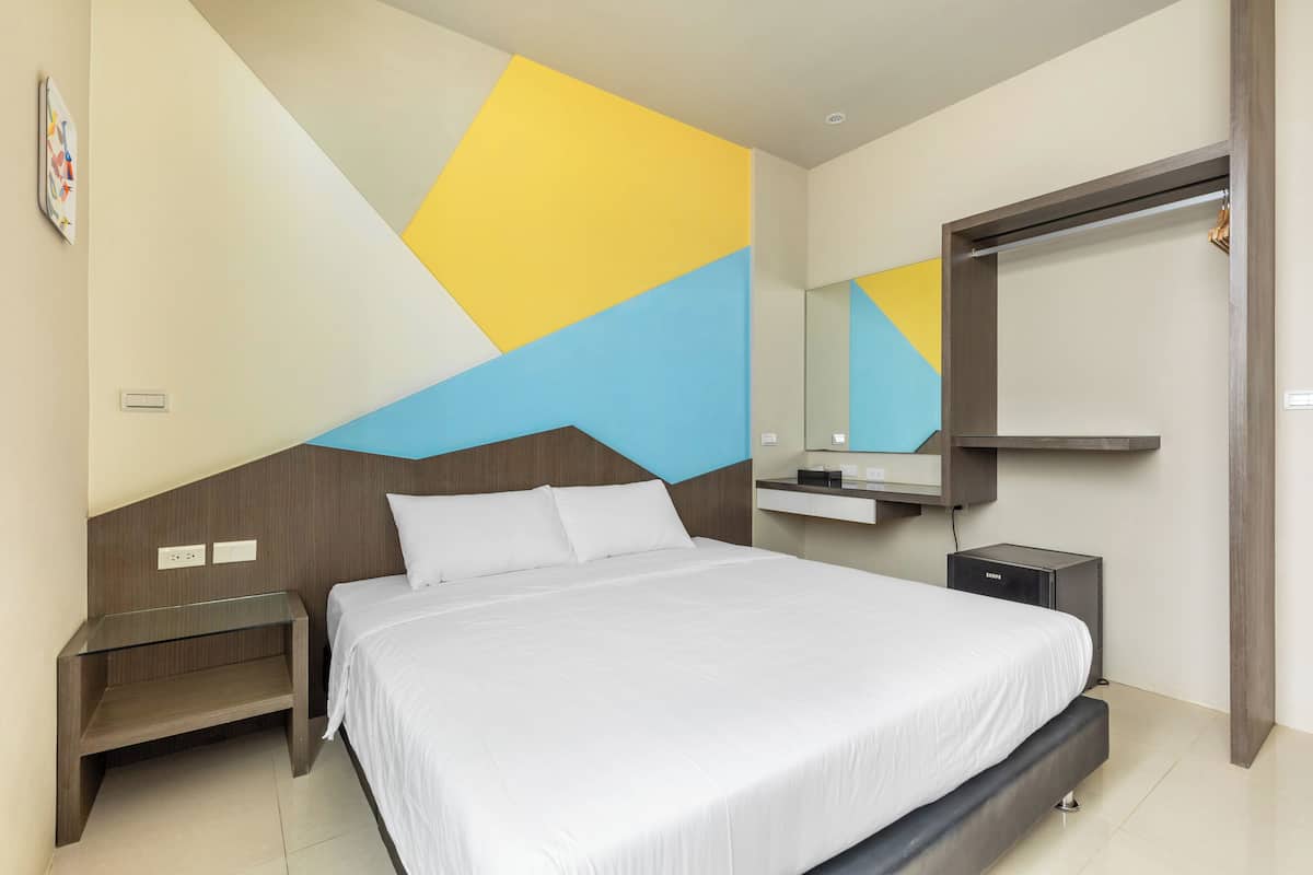 Cortinas blackout, wifi gratis y ropa de cama