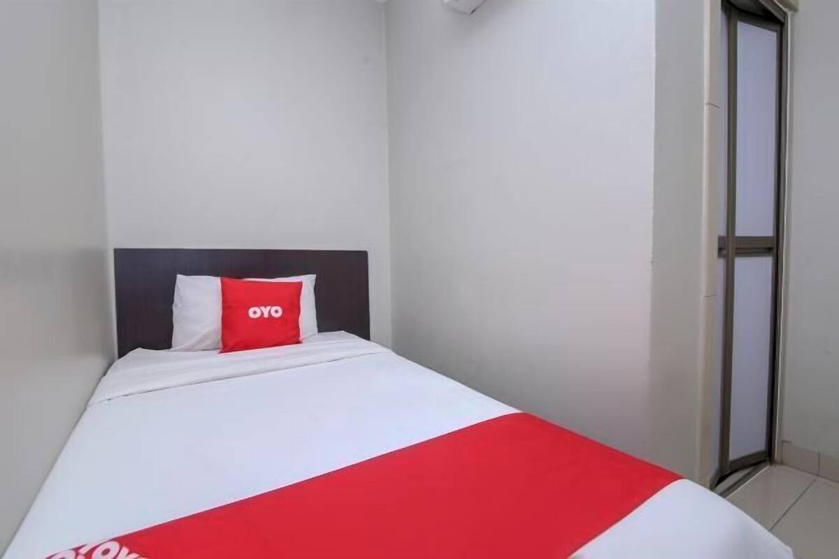Desk, WiFi (free), bed sheets