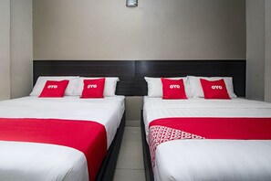 Desk, free WiFi, bed sheets - Hotel O Nice Stay Three Six Five Services (Kuching)
