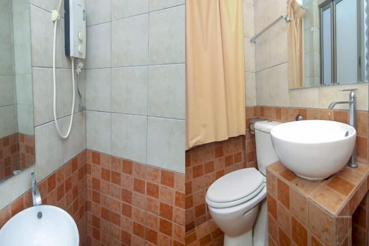 Bathroom | Shower, rainfall showerhead, free toiletries, bidet