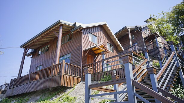 A wooden cabin with a steep staircase and a balcony. - Cloud Falls Resort (Ren'ai)