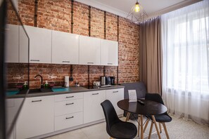 Minibar con artículos gratuitos y escritorio 