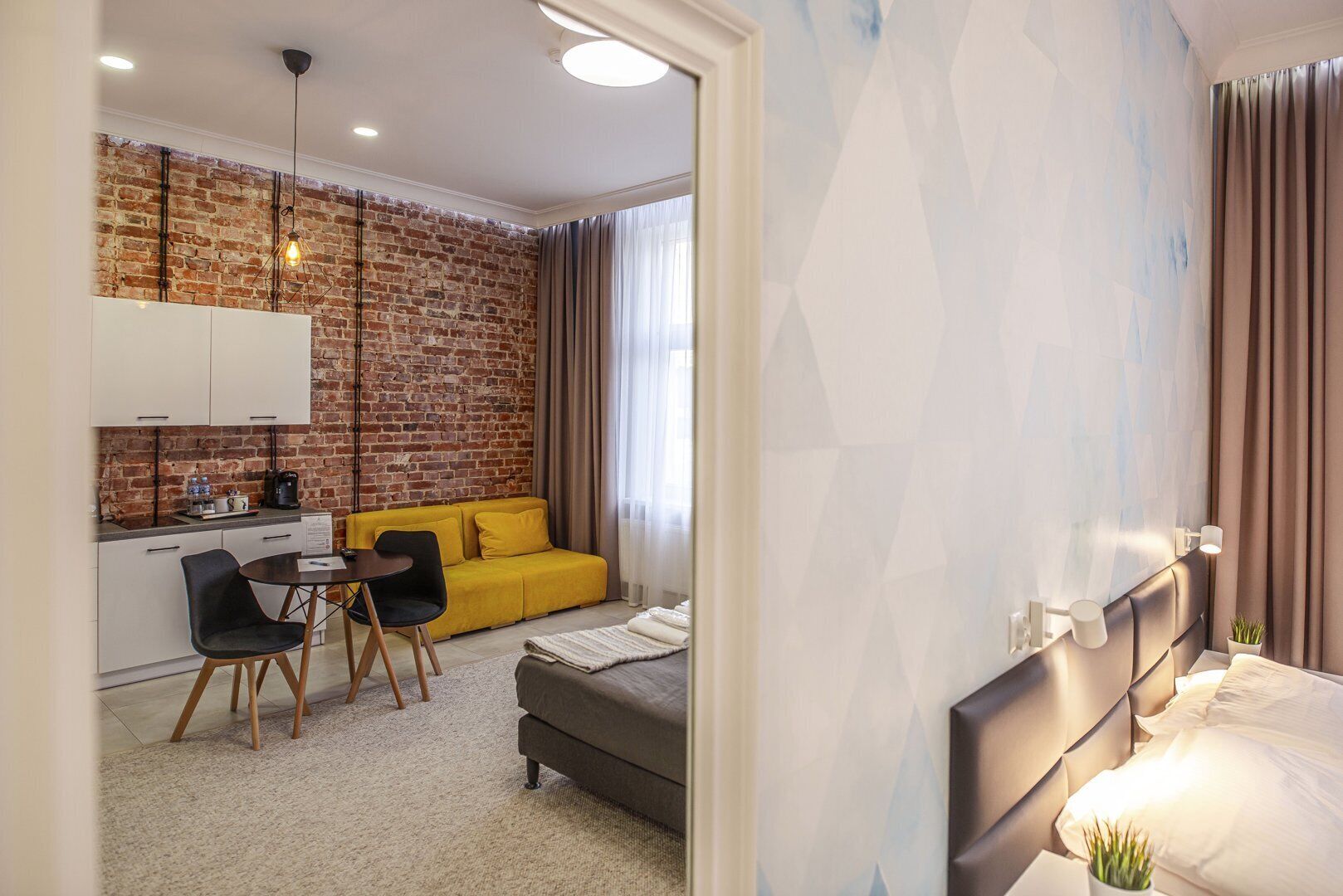 Studio Suite Deluxe, 1 phòng ngủ, không hút thuốc, bếp nhỏ | Minibar với thức uống miễn phí, bàn, bàn ủi/dụng cụ ủi quần áo 