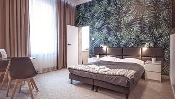 Deluxe Studio Suite, 1 Queen Bed | Free minibar, desk, iron/ironing board, free WiFi