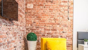 Minibar con artículos gratuitos y escritorio