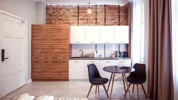 Minibar con artículos gratuitos y escritorio