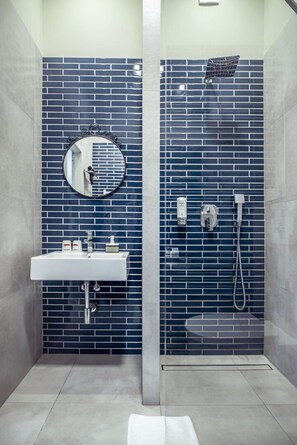 Deluxe Studio Suite, 1 Bedroom, Non Smoking, Kitchenette | Bathroom | Shower, rainfall showerhead, free toiletries, hair dryer - Gruda Apartments (Kwidzyn)