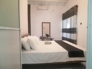 Kamar Double Deluks | Tirai kedap cahaya, kedap suara, setrika/meja setrika, dan seprai linen