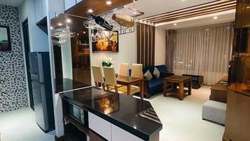 Luksusleilighet, 2 soverom | Oppholdsområde | En 45-tommers smart-TV med digitale kanaler samt TV og filmkjøp