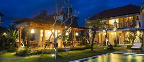 Vista frontal de la propiedad por la tarde o noche