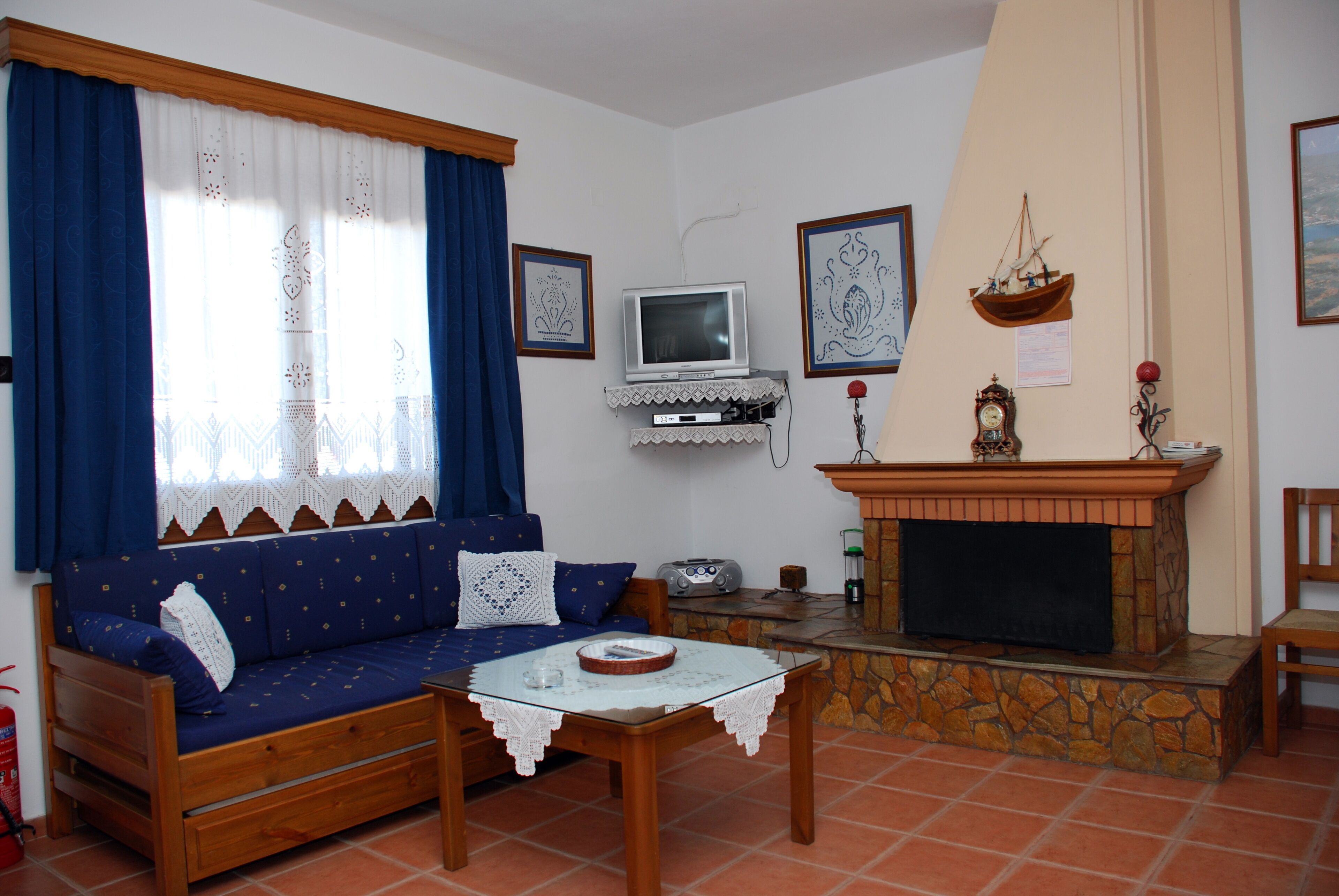 Villa (1) | Vardagsrum | Tv och eldstad