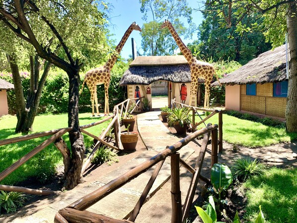 Property grounds - KWATUNZA BEACH LAND, IS THE BEST HOTEL THAT OFFER ACCOMODATION AND EVERTHING. (Mwanza)