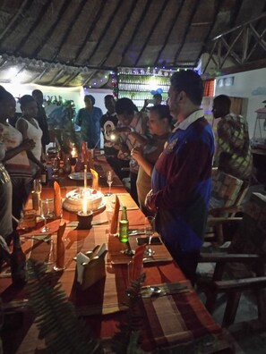 Dining - KWATUNZA BEACH LAND, IS THE BEST HOTEL THAT OFFER ACCOMODATION AND EVERTHING. (Mwanza)