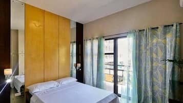 Quarto casal luxo | Cortinas blackout, Wi-Fi de cortesia, roupa de cama