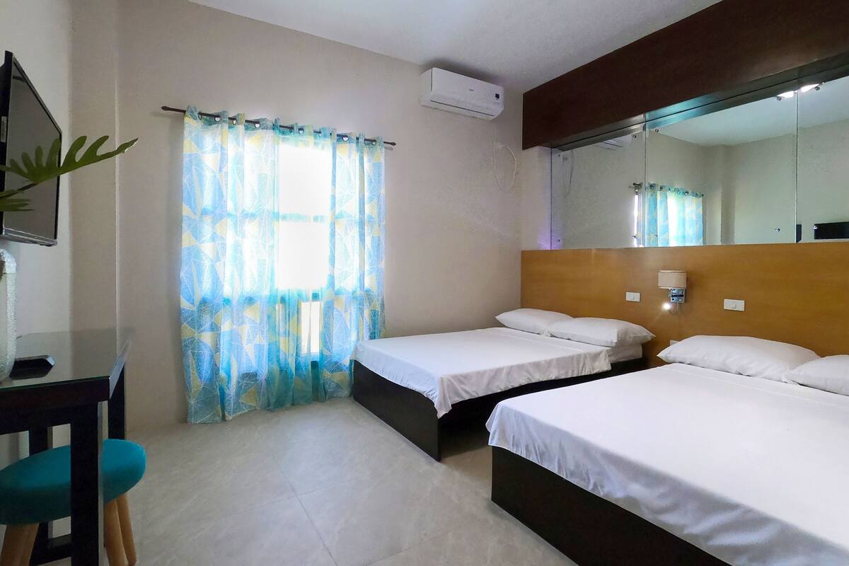 Classic Quadruple Room | Langsir/tirai gelap terus, Wi-fi percuma, cadar katil 