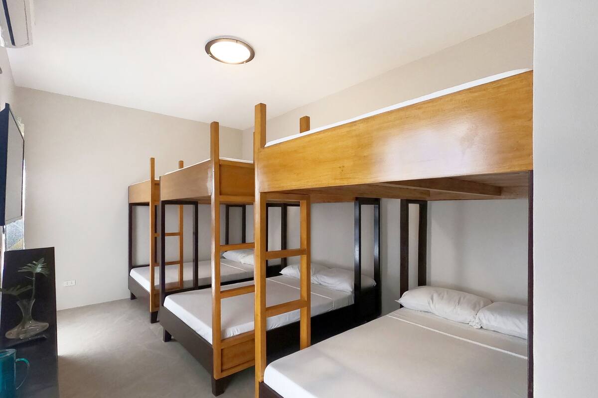 Basic Room | Langsir/tirai gelap terus, Wi-fi percuma, cadar katil 