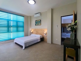 Cortinas blackout, wifi gratis y ropa de cama 