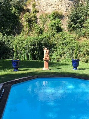 Una piscina al aire libre de temporada (de 10:00 a 20:00), tumbonas