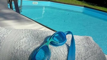 Piscine extérieure (ouverte en saison), chaises longues