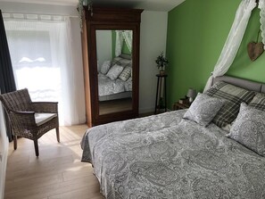 Apartament Comfort, 1 llit de matrimoni i sofà llit | Decoració individual i espai de treball apte per a portàtils 