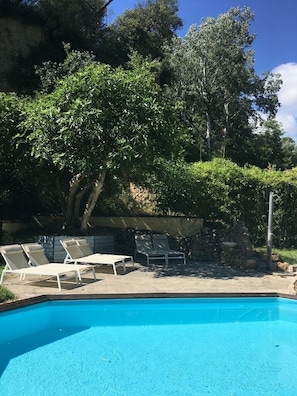 Sæsonbestemt udendørs pool, åben fra kl. 10.00 til kl. 20.00, liggestole