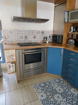 Micro-ondes, four, plaque de cuisson, lave-vaisselle