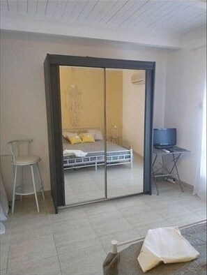 2 habitaciones, escritorio, tabla de planchar con plancha y wifi 