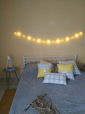 2 habitaciones, escritorio, tabla de planchar con plancha y wifi 