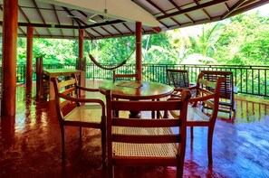 Desayuno continental diario (USD 3 por persona)