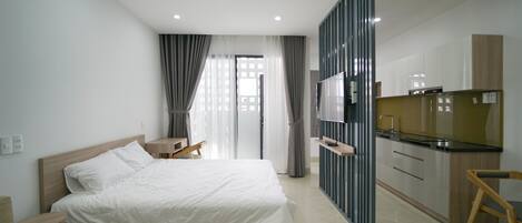 Zimmersafe, Schreibtisch, laptopgeeigneter Arbeitsplatz