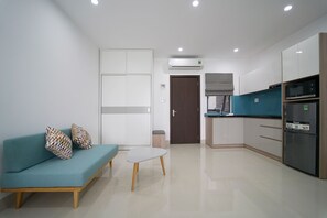 Studio Standar, 1 Tempat Tidur King, balkon, pemandangan kota (Bright) | Area keluarga | Smart TV 43-inci dengan saluran TV digital dan TV