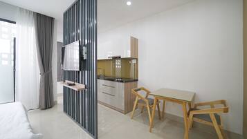 Frigorífico, microondas, placa de cocina y hervidor eléctrico