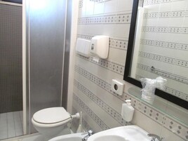 Doccia, asciugacapelli, bidet, asciugamani