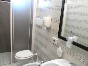 Dusche, Haartrockner, Bidet, Handtücher