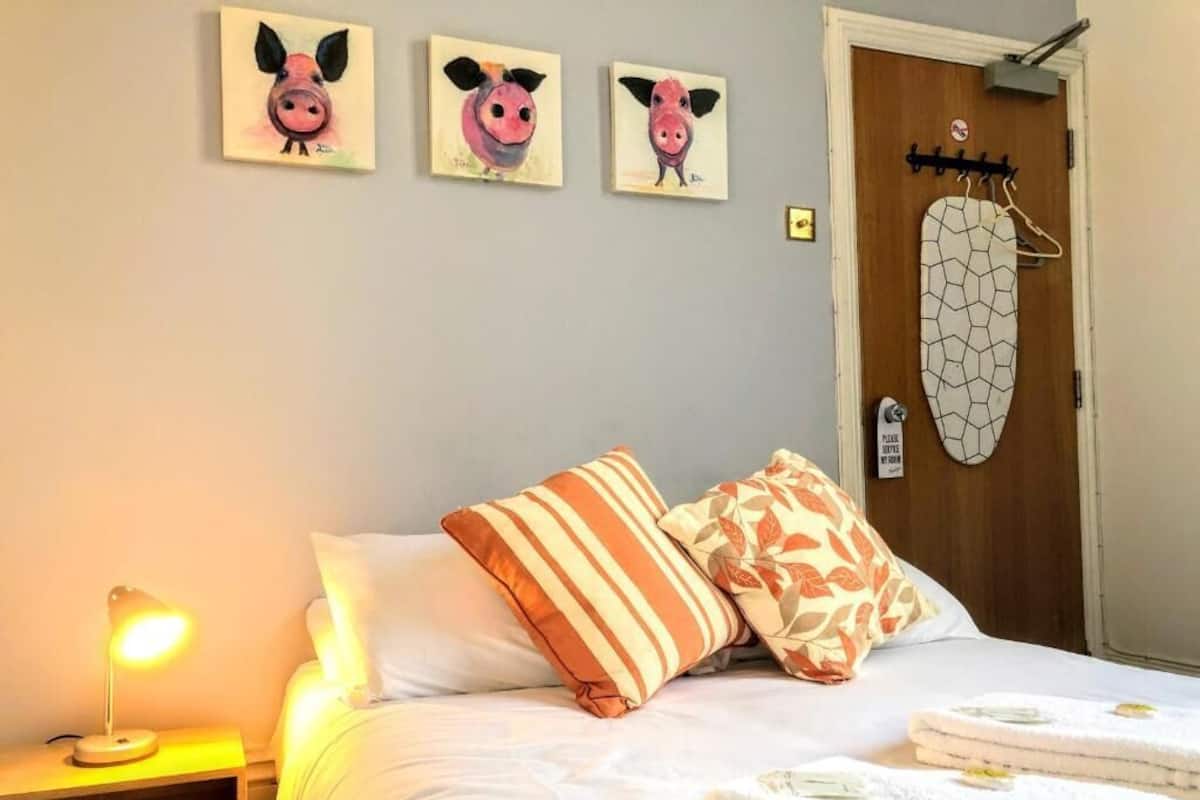 Double Room, Private Bathroom (Room G2) | Iron/ironing board, free WiFi, bed sheets