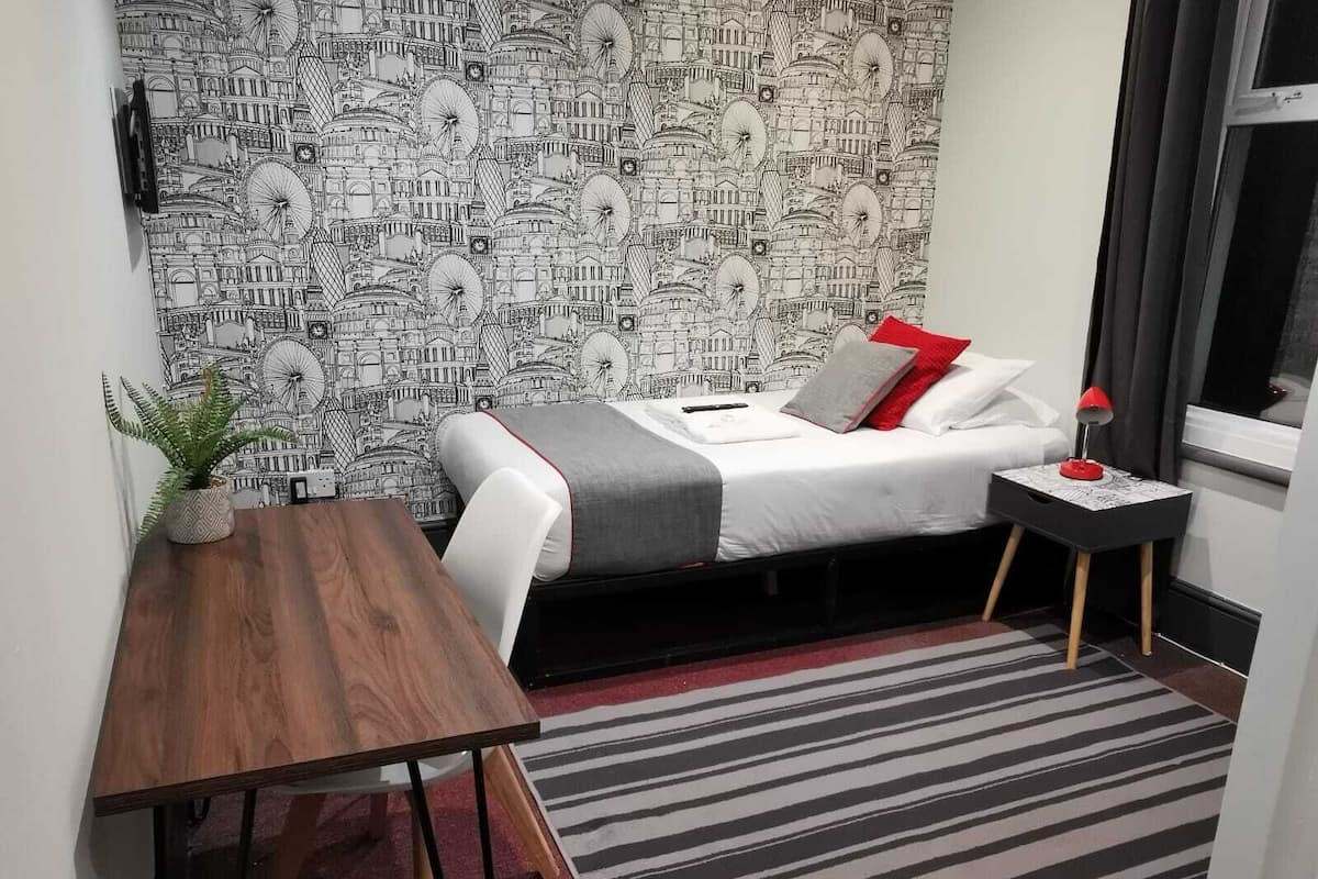 Double Room, Private Bathroom (Room 2) | Bathroom | Shower, free toiletries, hair dryer, towels